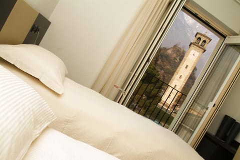 Desk, soundproofing, free cribs/infant beds, free WiFi