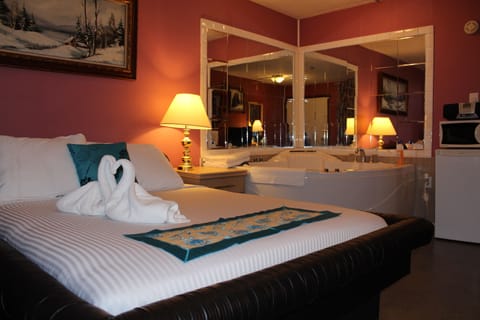 Honeymoon Suite, 1 Queen Bed, Jetted Tub | Room amenity