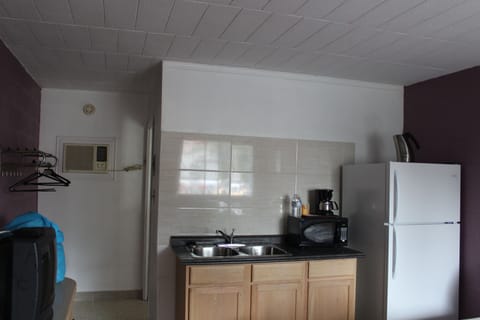 Standard Room, 1 Queen Bed | Private kitchenette | Fridge, microwave, coffee/tea maker