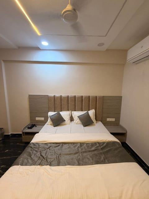 Desk, laptop workspace, WiFi (free)