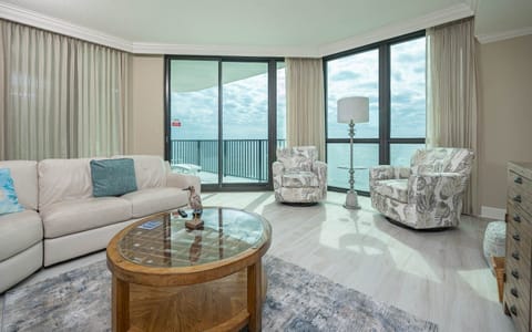 Condo, 2 Bedrooms | Living area