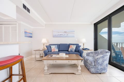 Condo, 1 Bedroom | Living area