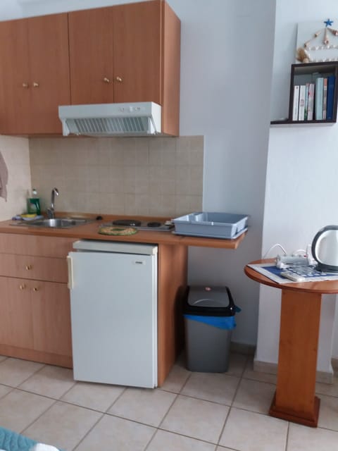 Comfort Triple Room, Balcony, Sea View | Private kitchen | Mini-fridge, oven, stovetop, cookware/dishes/utensils