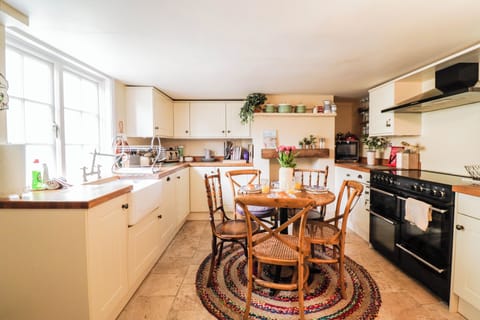 House, 2 Bedrooms | Private kitchen