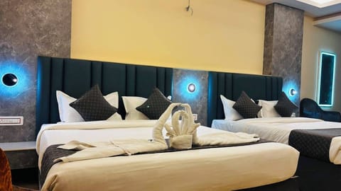 Deluxe Suite, 2 Double Beds, Air conditioning | Desk, laptop workspace, WiFi (free)