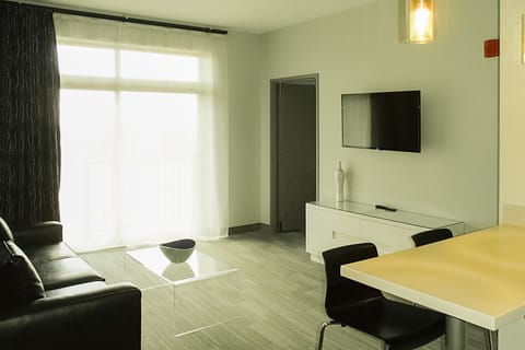 Premium bedding, iron/ironing board, rollaway beds, free WiFi