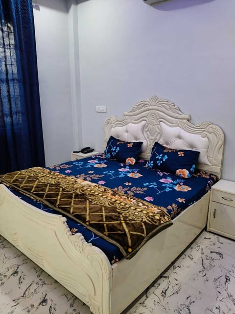 Desk, laptop workspace, blackout drapes, WiFi (free)