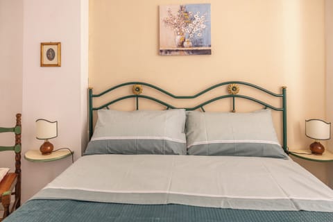 House | Iron/ironing board, WiFi (free)