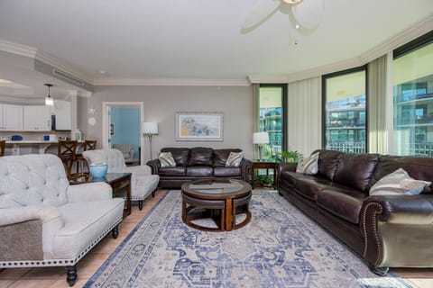 Condo, 3 Bedrooms | Living area