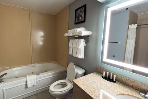 Studio Suite, 1 King Bed, Non Smoking, Jetted Tub | Bathroom | Combined shower/tub, hair dryer, towels