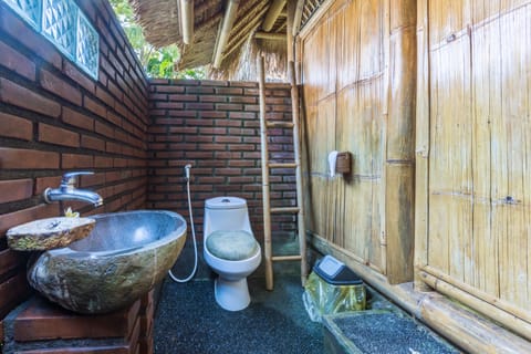 Basic Double Room, 1 Bedroom, Garden View | Bathroom | Shower, free toiletries, towels