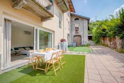 Family Apartment, 2 Bedrooms, Air conditioning (La Porte Rouge 100 Mt From Lake) | Outdoor dining
