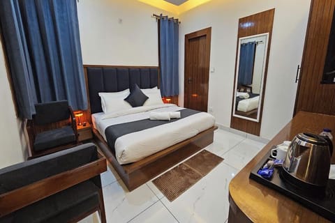 Standard Room | In-room safe, iron/ironing board, WiFi (free)