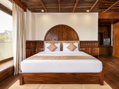 Suite, Balcony, Mountain View | Desk, laptop workspace, WiFi (free)