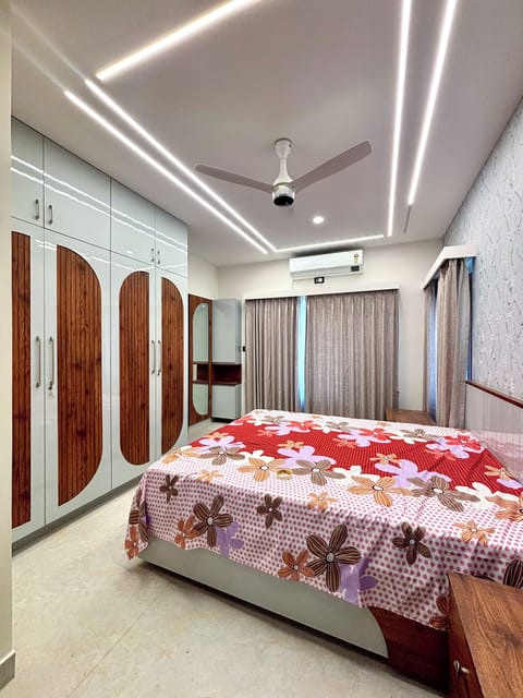 Classic Apartment | Desk, laptop workspace, WiFi (free)