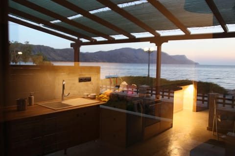 xxxSuite, 1 Bedroom, Sea View | Private kitchen | Fridge, stovetop, coffee/tea maker, electric kettle