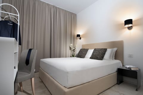 Family Quadruple Room | Desk, laptop workspace, blackout drapes, WiFi (free)