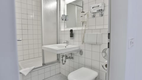 Shower, rainfall showerhead, free toiletries, towels