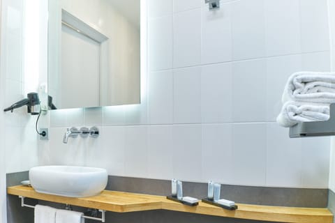 Deluxe Double Room, 1 Queen Bed, Terrace (Ground Floor) | Bathroom | Combined shower/tub, free toiletries, bathrobes, towels