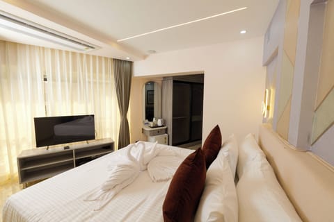 Luxury Double Room | Desk, laptop workspace, WiFi (free)