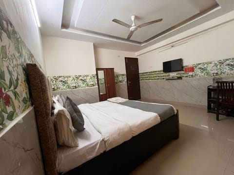 Triple Room, Air conditioning | Laptop workspace, rollaway beds (surcharge), WiFi (free), bed sheets