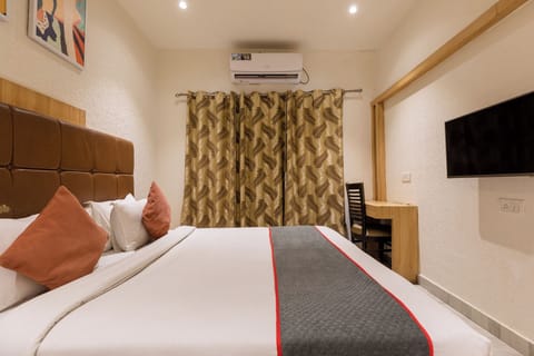 Deluxe Room | Egyptian cotton sheets, premium bedding, memory foam beds, desk