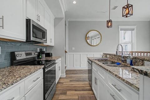 House, 2 Bedrooms | Private kitchen | Coffee/tea maker, fridge, oven