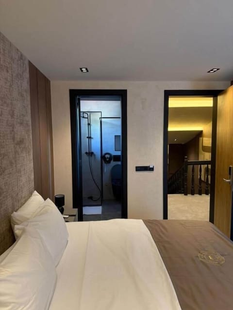 Double Room, City View | In-room safe, blackout drapes, soundproofing, WiFi (free)