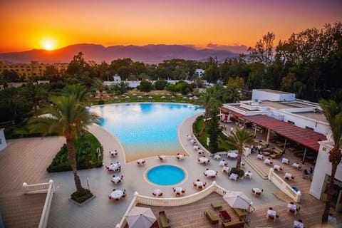 2 outdoor pools