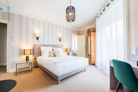 Superior Room, 1 Queen Bed, Non Smoking, Sea View | In-room safe, desk, soundproofing, iron/ironing board