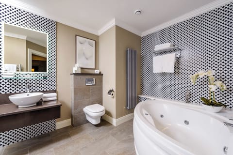 Junior Double Room, 1 Bedroom | Bathroom | Combined shower/tub, towels