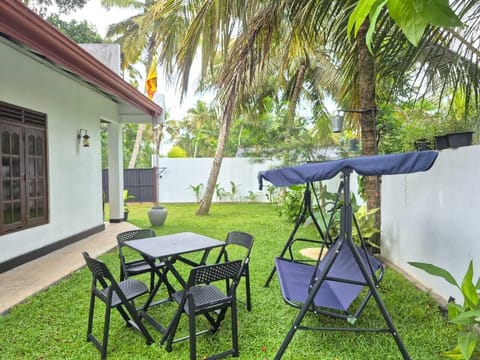 Deluxe Villa, Garden View | Outdoor dining