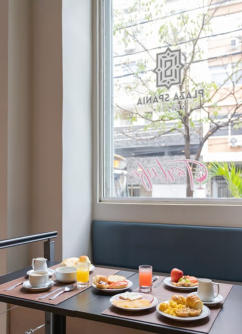 Daily buffet breakfast (BRL 35 per person)