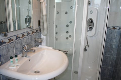 Economy Double Room | Bathroom | Shower, free toiletries, hair dryer, bidet