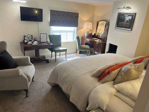 Deluxe Triple Room | Desk, laptop workspace, blackout drapes, iron/ironing board