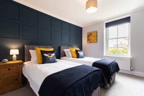 House | 5 bedrooms, high-speed internet