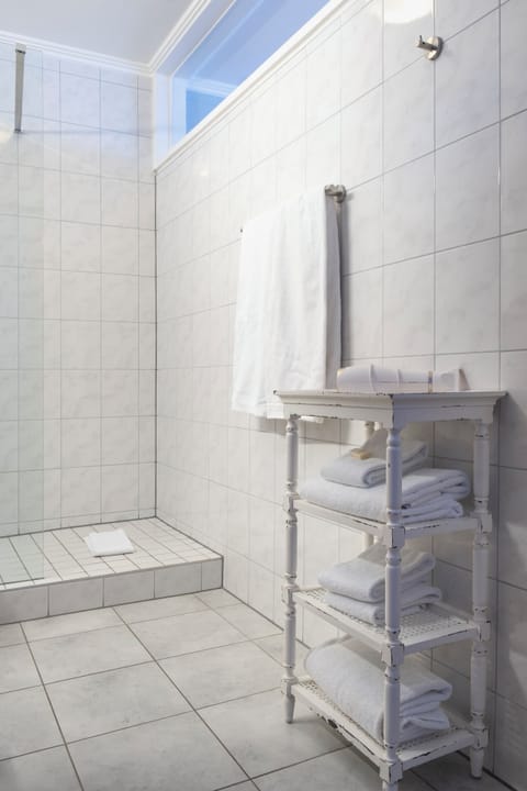 Superior Double Room | Bathroom | Shower, hair dryer, towels