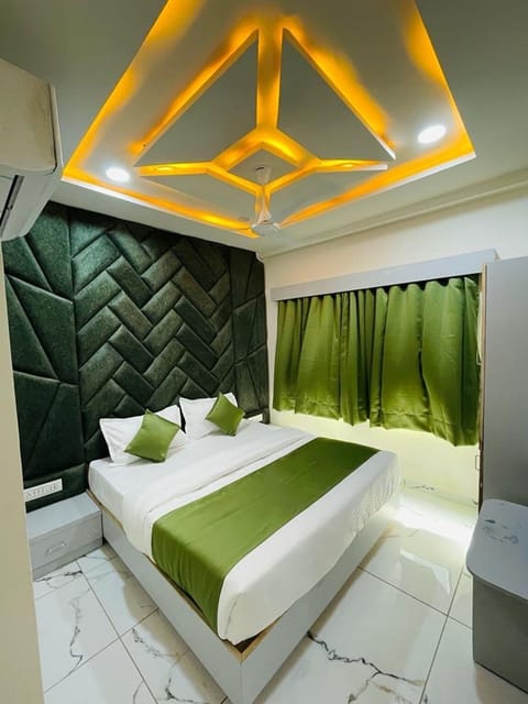 Deluxe Double Room | Desk, laptop workspace, WiFi (free), bed sheets