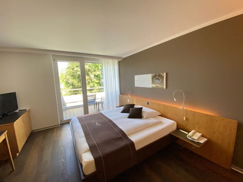 Premium | Hypo-allergenic bedding, minibar, in-room safe, desk