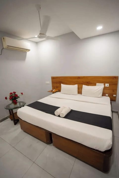 Deluxe Room | Egyptian cotton sheets, premium bedding, in-room safe, desk