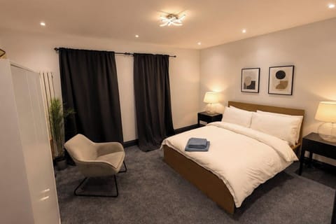 3 bedrooms, iron/ironing board, WiFi (free), bed sheets