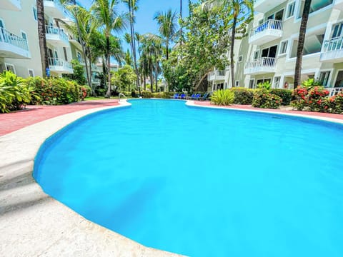 Outdoor pool, pool umbrellas, sun loungers