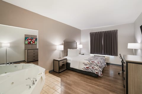 Superior Room, 1 Queen Bed, Non Smoking, Jetted Tub | Desk, blackout drapes, iron/ironing board, rollaway beds