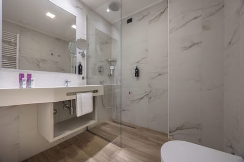 Deluxe Double Room | Bathroom | Combined shower/tub, free toiletries, hair dryer, bidet