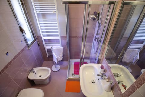 Panoramic Double Room, 1 Double Bed, Ensuite, Mountainside | Bathroom | Shower, free toiletries, hair dryer, bidet