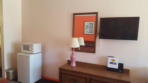 Standard Room, 1 King Bed, Smoking | Individually decorated, individually furnished, blackout drapes