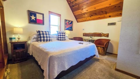 Studio, 1 King Bed, Pets Not Allowed, Garden View (Bluebonnet Guestroom) | 1 bedroom, individually decorated, individually furnished