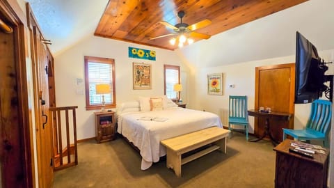 Studio, 1 King Bed, Pets Not Allowed, Garden View (Sunflower Guestroom) | 1 bedroom, individually decorated, individually furnished