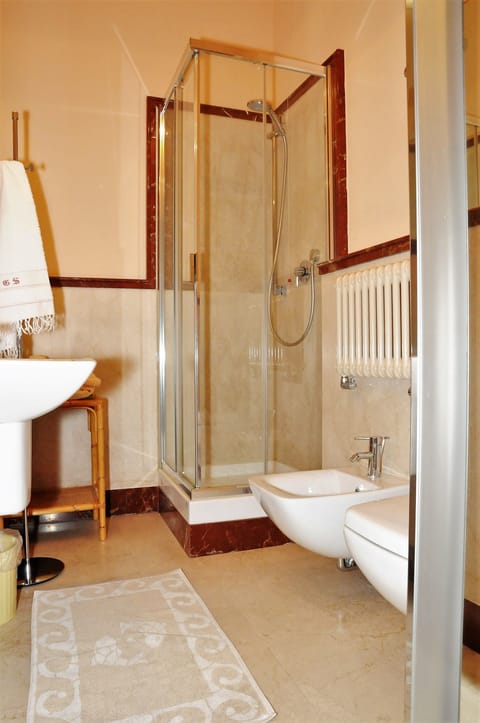 Double Room | Bathroom | Shower, free toiletries, hair dryer, bathrobes