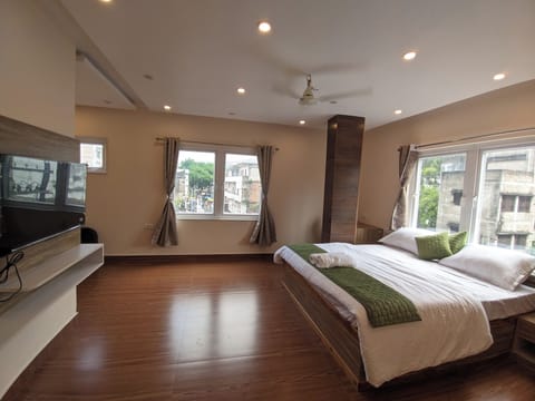 Premium Room, City View | Desk, laptop workspace, WiFi (free)
